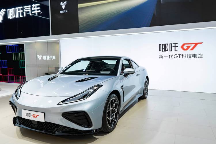 惠州66哪吒汽车在智能汽车领域的表现，领途汽车在新能源汽车市场中的影响力